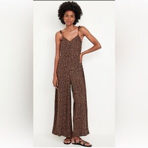 Old Navy Women's Brown Leopard Print Jumpsuit with adjustable straps!